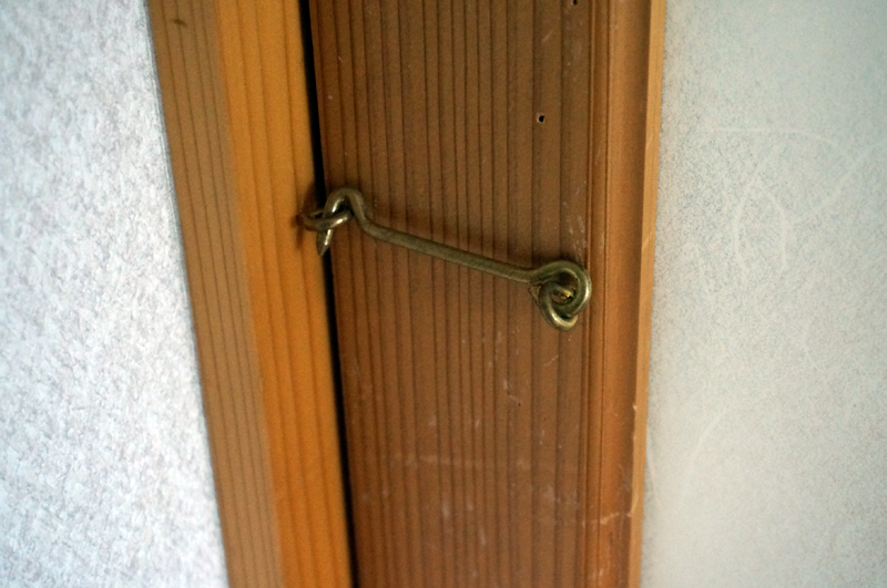 [猫がドアを開ける問題に終止符！]DIYで引き戸にカギを後付けする方法（しかも両側から開け閉め可能