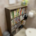 ［まるでトイレが図書館］薄型のコミック用本棚を使ってみたらめちゃくちゃよかった件。トイレに置いたら更に良過ぎて一石二鳥以上。