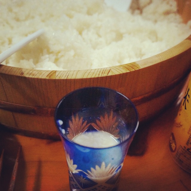 麹から仕込んで造った甘酒（ノンアルコール）と酢飯（手巻き寿司）の競演。米って、まいう。#大晦日