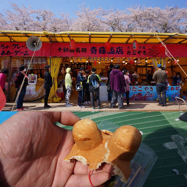 春が逃げてく。十和田名物の #たこ焼き …カステラ?つながってるし、紙袋に入れてくれる。ソースはない。
