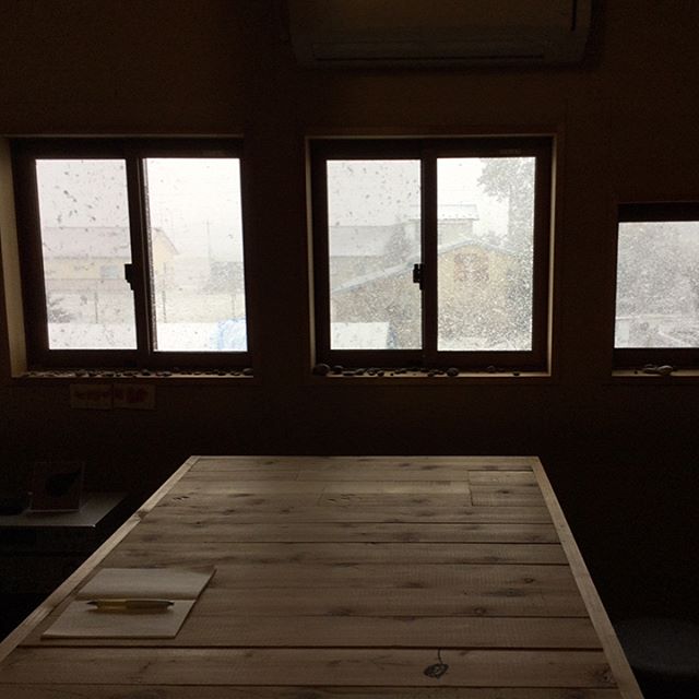 まだまだ火器投入 #吹雪吹雪 #氷の世界 #十和田 #ストーブ #雪の日の仕事は捗る