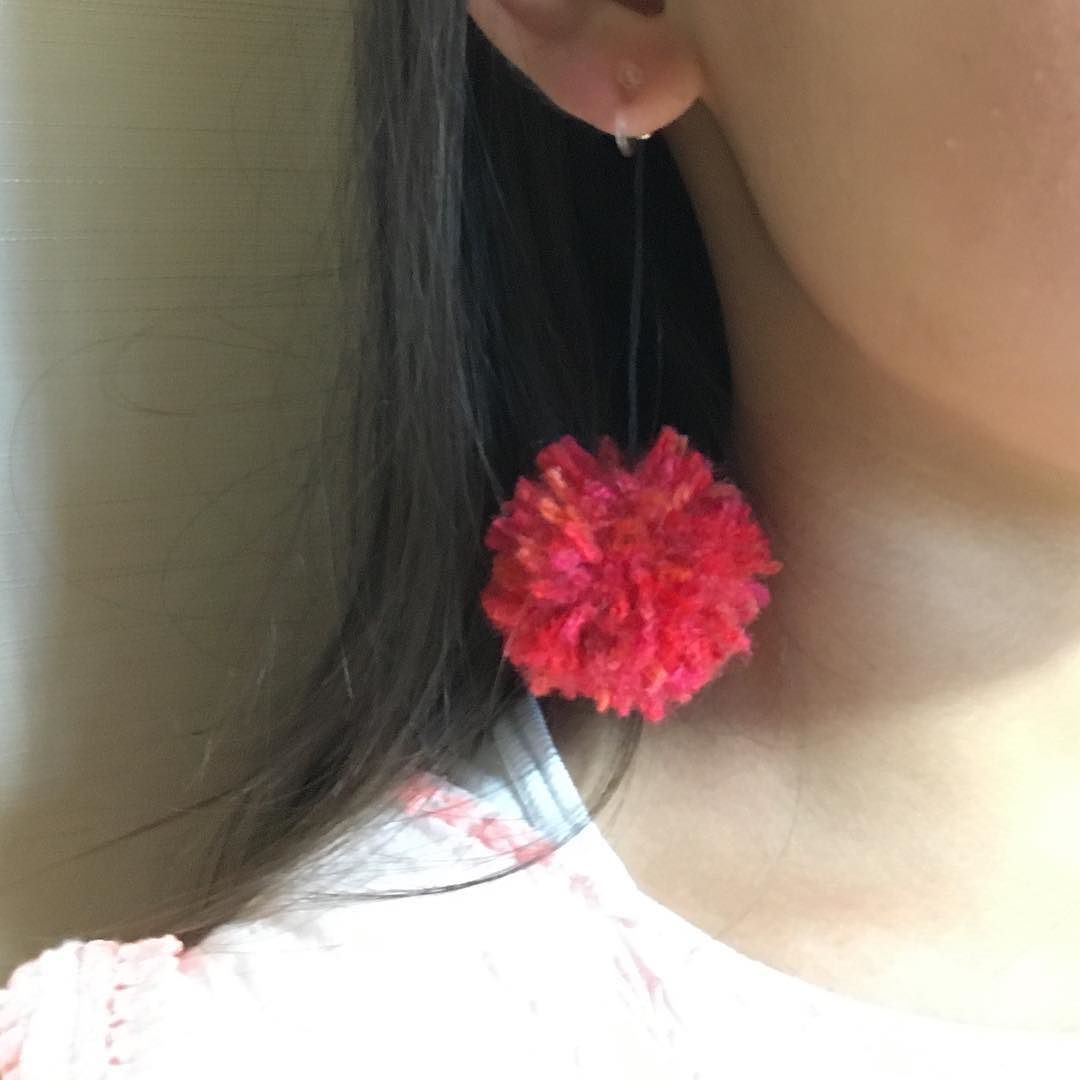 子どもが毛糸のボンボン作りにはまっているので、イヤリングにしてあげました。黒い糸でテキトーにつなぎましたが?かわいい❤️