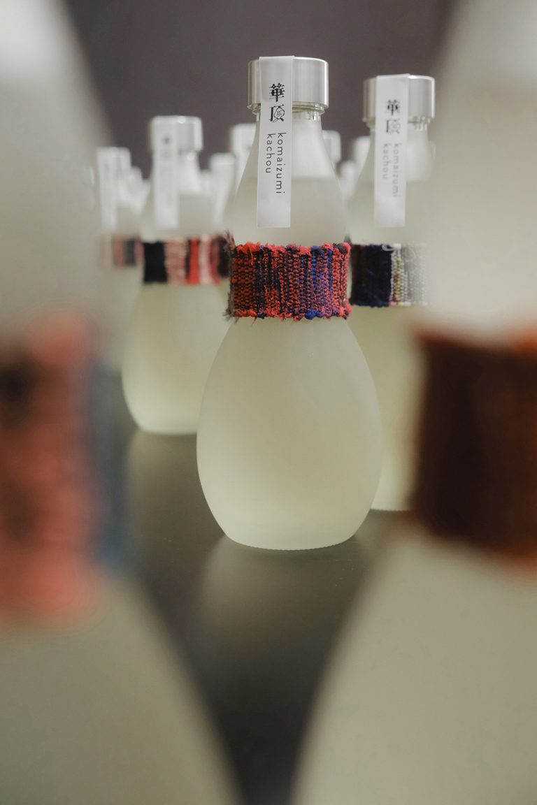 裂織りとコラボした日本酒。駒泉『華頂』パッケージリニューアルデザイン